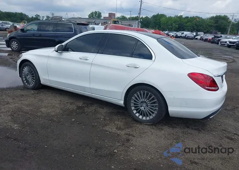 2015 Mercedes-Benz C 300 4Matic/Luxury 4Matic/Sport 4Matic z USA, uszkodzony, nr VIN 55SWF4KB1FU031801